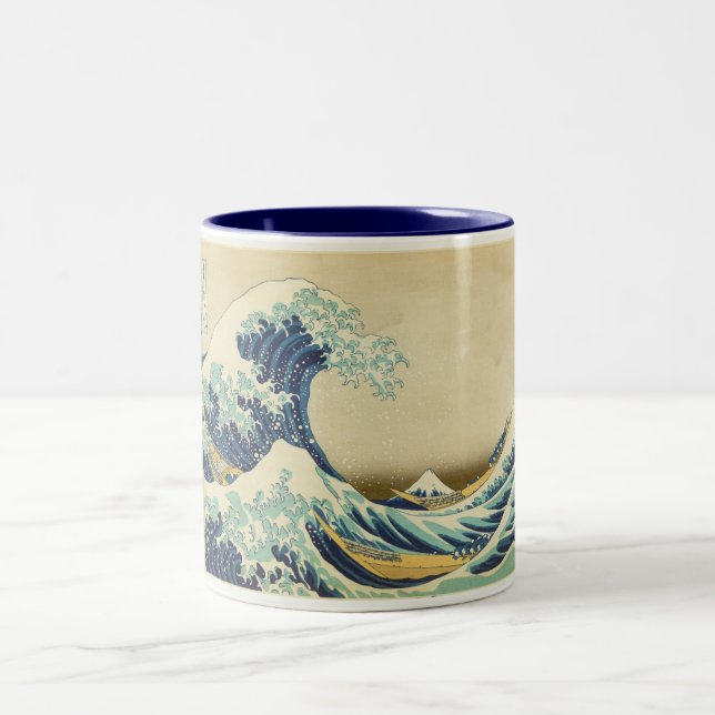 Die große Welle weg vom Ufer von Kanagawa Zweifarbige Tasse (Mittel)