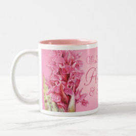 Die größte Tasse der Welt mit rosa Orchideen