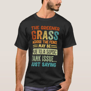 Die grünere Rasenfläche über dem Zaun könnte fälli T-Shirt
