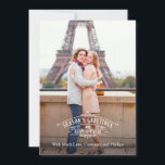 Die Gruß-Foto-Karte Groupon der eleganten Feiertagskarte<br><div class="desc">Diese elegante Feiertags-/Weihnachtskarte kennzeichnet eine verzierte Beschriftung mit den Wörtern "die Grüße der Jahreszeit und glückliches neues Jahr" und ein Bild im Hintergrund. Dieser Entwurf hat einen Chic und ein Vintages Gefühl mit einer modernen Drehung.</div>