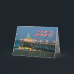 Die Grüße der Jahreszeit in Manhattan Beach, CA Feiertagskarte<br><div class="desc">Eine Patti Barry Fotografie-Feiertagskarte,  die den Manhattan- Beachpier bei Christmastime zeigt.  Der Gruß wird in Zuckerstangebeschriftung geschrieben.</div>