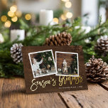 Die Grüße der Saison Rustikales Gold Script-Foto Folien Feiertagskarte<br><div class="desc">Grußkarten mit einfachen Vorlagen zum Anpassen von Fotos, die erschwinglich und individuell bedruckt sind. Dieses rustikale Design verfügt über eine 2-Fotovorlage mit echtem Goldfolienskript-Text auf einem holzaussehenden Hintergrund. Personalisieren Sie es mit Ihren Fotos, Familiennamen, dem Jahr oder anderen benutzerdefinierten Texten. Die Rückseite hat Platz für zusätzliche Fotos und Texte. Verwenden...</div>