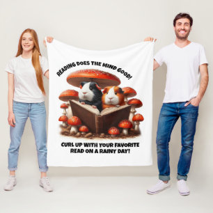 Die Guinea der Hasen unter den roten Pilzen Fleecedecke