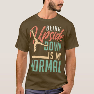 Die Gymnastik, die sich auf den Kopf stellt, ist m T-Shirt