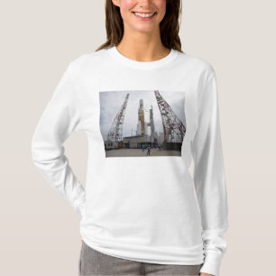 Die H-IIB Rakete auf der Abschussrampe T-Shirt