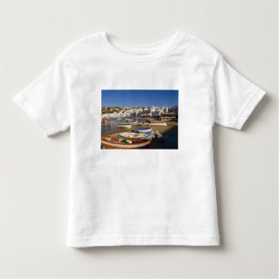 Die Hafenstadt mit bunten Fischerbooten Kleinkind T-shirt