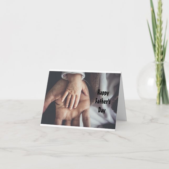 Die Hand des Kindes mit der Vaterkarte Karte (Vorderseite)