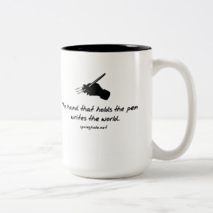 Die Hand, die die Stift-Tasse hält Zweifarbige Tasse