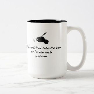 Die Hand, die die Stift-Tasse hält Zweifarbige Tasse