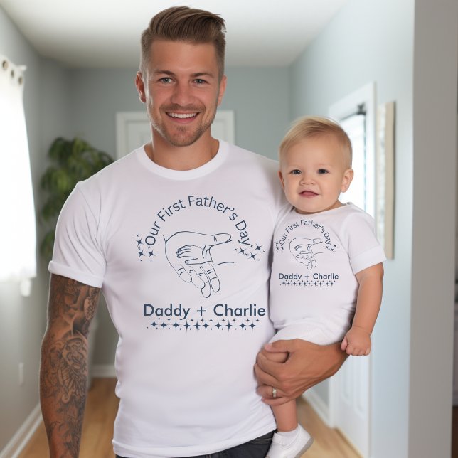 Die Hand unseres ersten Vaters hält eine winzige H T-Shirt (Matching daddy and me t-shirts for father's day. Our first father's day!)