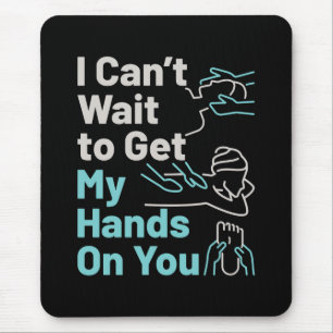 Die Hände des lustigen Massagetherapeuten Mousepad