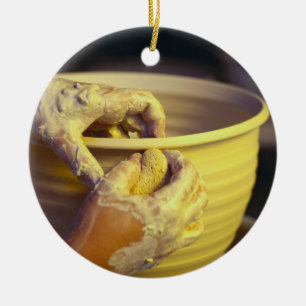 Die Hände des Töpfers, die 1 schaffen Keramikornament