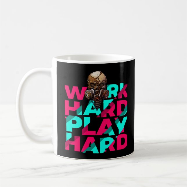 Die harte Arbeit - harte Skull-Motivation ist uner Kaffeetasse (Links)