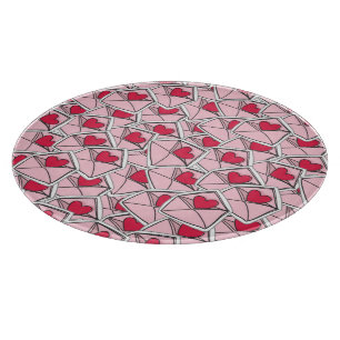 Die Herzen des Valentinsgrußes auf Umschlägen Schneidebrett