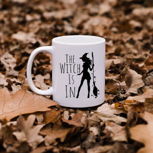 Die Hexe ist in Halloween Kaffeetasse