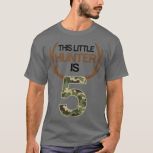 Die Hirschjagd dieses kleinen Jägers ist 5 Jahre g T-Shirt