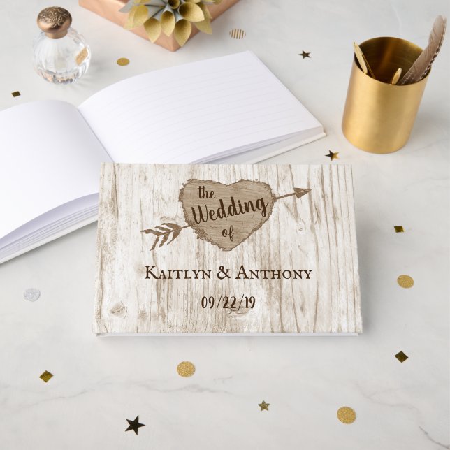 Die Hochzeitskollektion des Carved Heart Tree Gästebuch (Vorderseite Offen)