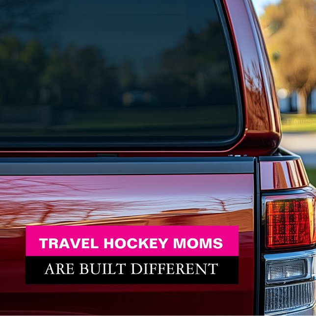 Die Hockey-Mamas für Reisen sind anders gebaut Autoaufkleber (Travel Hockey Moms are Built Different Bumper Sticker)