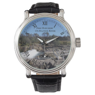 Die Hütte auf dem Federfluss auf einer Runduhr. Armbanduhr