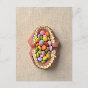 Die im Zahnmodell servierte Schokolade Postkarte