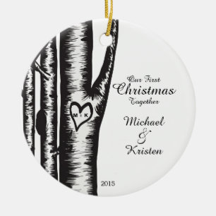 Die Initialen, die auf Baum geschnitzt werden, Keramikornament