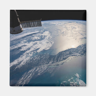 Die Internationale Raumstation über dem Atlantik Magnet