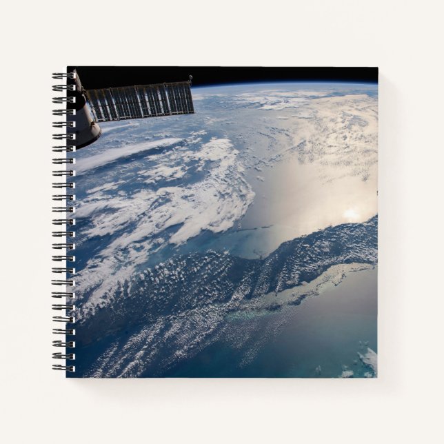 Die Internationale Raumstation über dem Atlantik Notizbuch (Vorderseite)