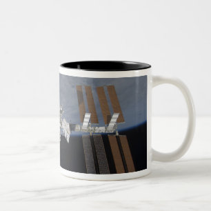 Die internationale Weltraumstation 11 Zweifarbige Tasse