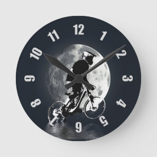 Die Jagd auf den Mond - Mountainbiker Runde Wanduhr