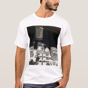 Die japanisches Experiment-Modul herausgestellte T-Shirt