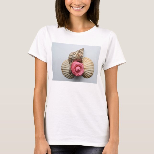 Die Kamelie und die Muscheln T-Shirt (Vorderseite)