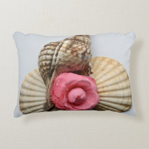 Die Kamelie und die Muscheln Zierkissen