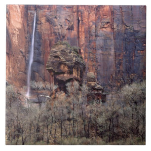 Die Kanzel und der ephemere Wasserfall Fliese