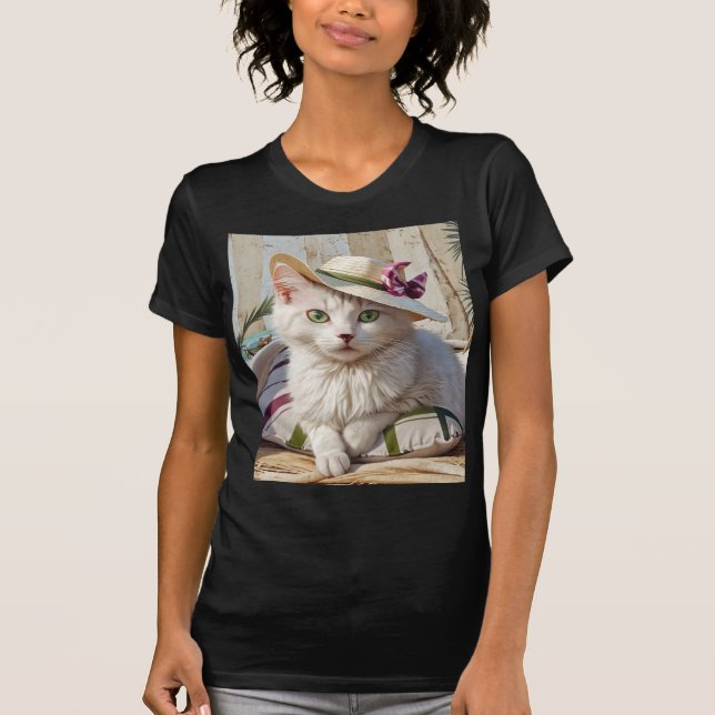 Die Katze am Strand. T-Shirt (Vorderseite)