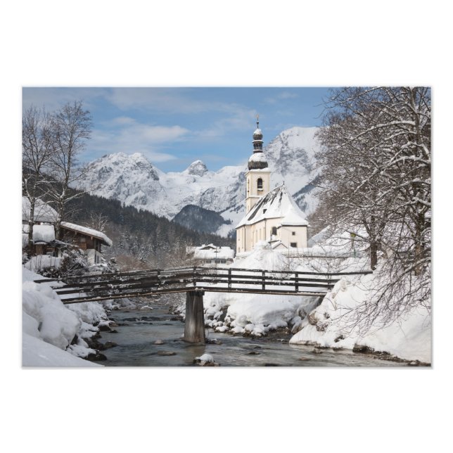 Die Kirche im Schnee mit den Alpen im Winter Fotodruck (Vorne)