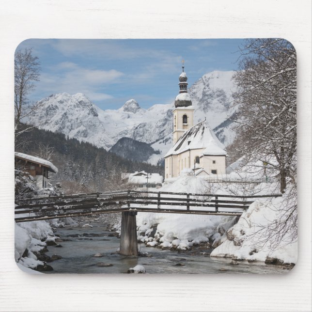 Die Kirche im Schnee mit den Alpen im Winter Mousepad (Vorne)
