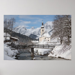 Die Kirche im Schnee mit den Alpen im Winter Poster