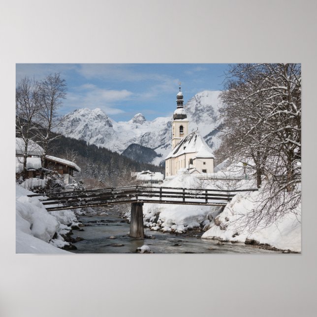 Die Kirche im Schnee mit den Alpen im Winter Poster (Vorne)