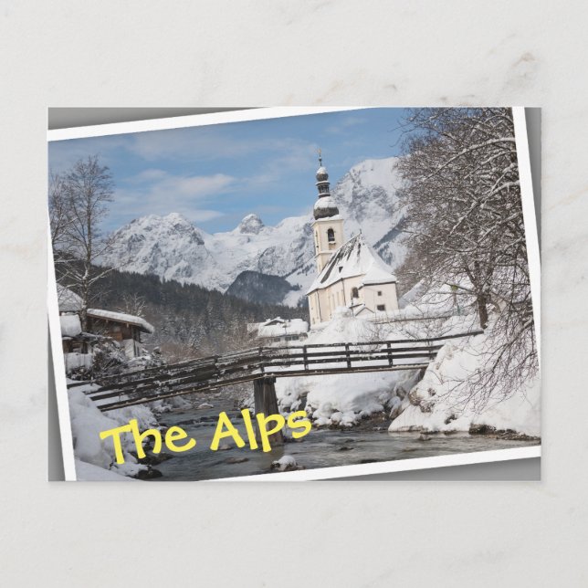 Die Kirche im Schnee mit den Alpen im Winter Postkarte (Vorderseite)