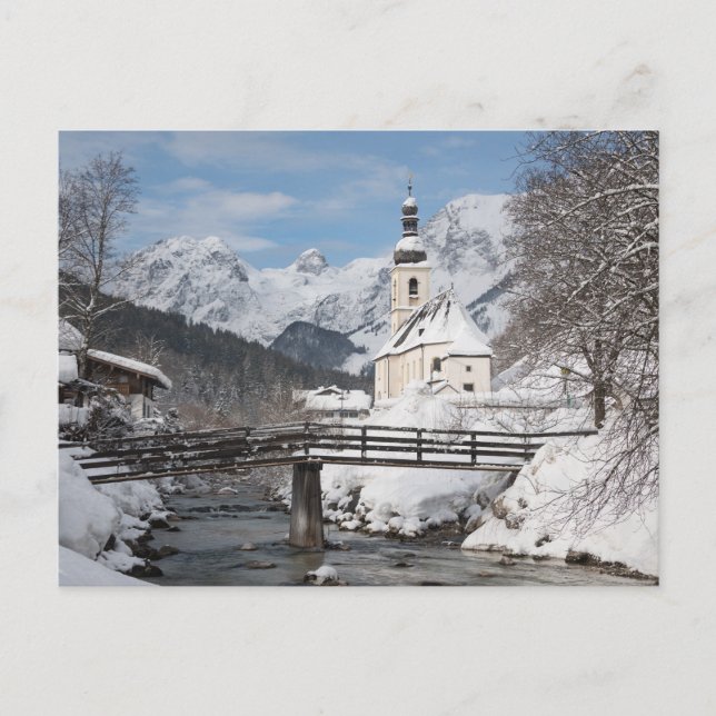 Die Kirche im Schnee mit den Alpen im Winter Postkarte (Vorderseite)