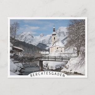 Die Kirche im Schnee mit den Alpen im Winter Postkarte