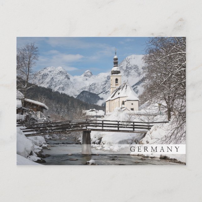 Die Kirche im Schnee mit den Alpen im Winter Postkarte (Vorderseite)