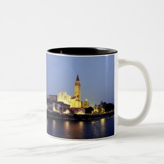Die Kirche von Sant'Anastasia in Verona, Italien. Zweifarbige Tasse (Rechts)