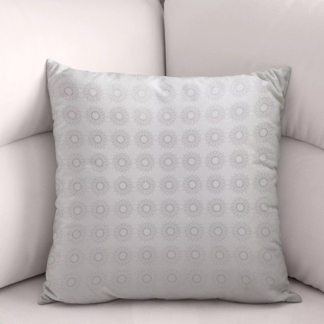 Die kleine weiße Blüte fiel auf das ländliche Must Kissen (Von Creator hochgeladen)