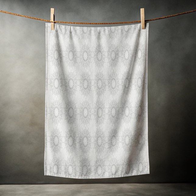 Die kleine weiße Blüte fiel auf das ländliche Must Strandtuch (Von Creator hochgeladen)