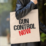 Die Kontrolle von Waffen ist jetzt politisch Tragetasche<br><div class="desc">Es ist an der Zeit, dass unsere Regierung strengere Waffengesetze und -vorschriften verabschiedet, um unsere Bürger zu schützen und unsere Kriminalitätsraten zu senken. Ich glaube an Karos im Hintergrund, vernünftige Waffengesetze und eine Waffenreform. Kühne politische Tüte, die Gun Kontrolle Now für Bürger gegen Gewalt mit Schusswaffen, die das Gefühl von...</div>