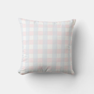 Die Kopfkissen in Pastellblau und Pastellrosa sind Kissen