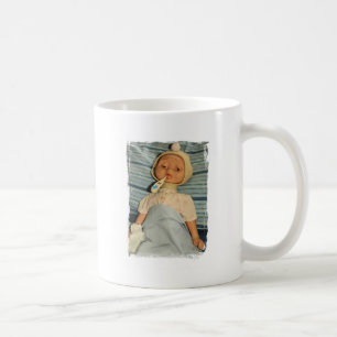 Die kranke Puppe, die im Bett "bleibe, erhalten Tasse