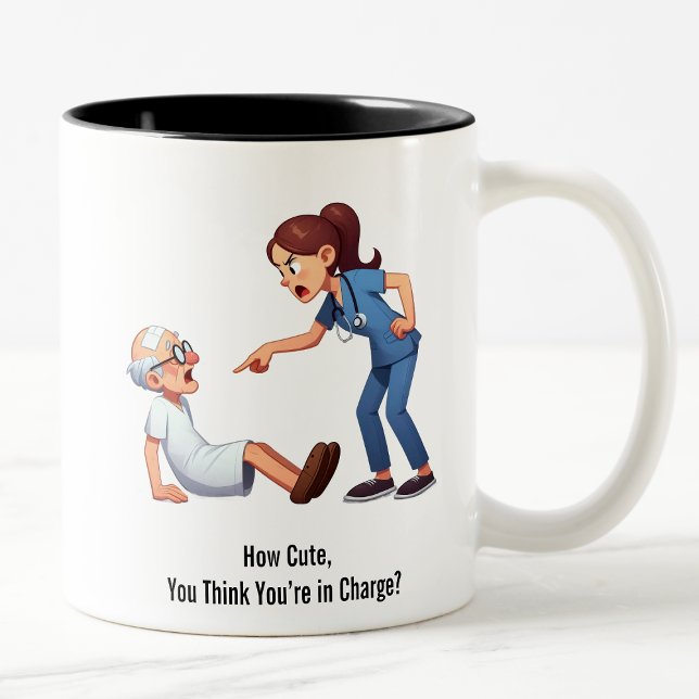 Die Krankenschwester klopft einen älteren Patiente Zweifarbige Tasse (Von Creator hochgeladen)