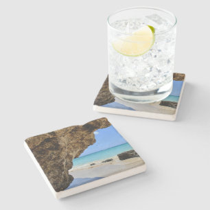 Die Küste des tropischen Strandes mit dem großen F Steinuntersetzer